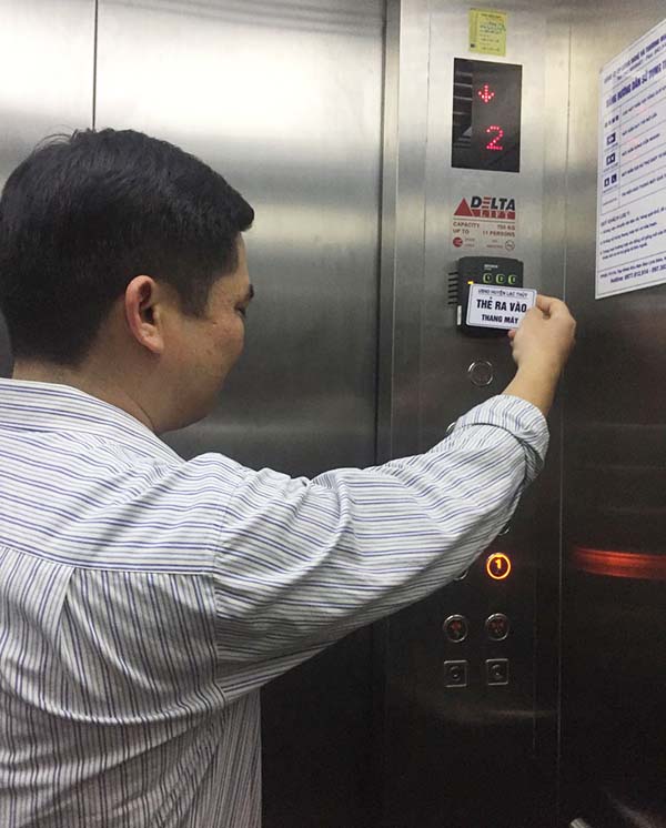 Sao chép thẻ từ chung cư kiểm soát ra vào tận nơi